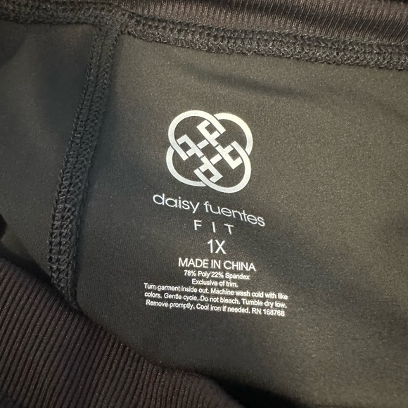 Daisy Fuentes Black Capri’s 1X NWT - Picture 6 of 6